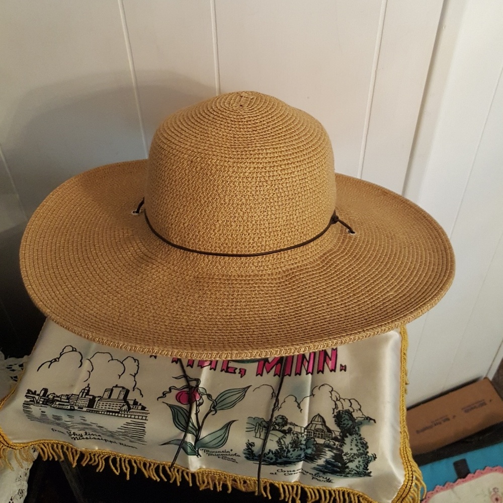 Wide brim sun hat